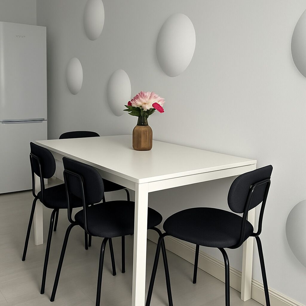 Un comedor moderno con una mesa blanca, sillas negras y un jarrón de flores sobre la mesa.