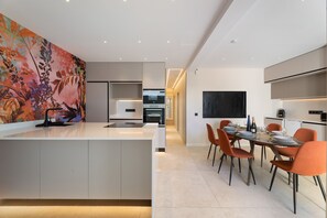 Kühlschrank, Mikrowelle, Ofen, Geschirrspüler