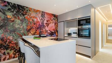 Frigorífico, microondas, horno y lavavajillas