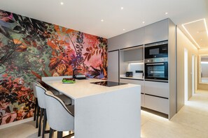 Frigorífico, microondas, horno y lavavajillas