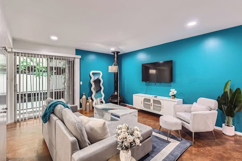 Artsy King Suite Getaway | Sleeps 4 | Pool, Prkg