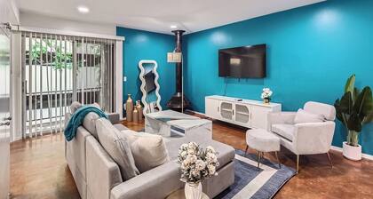Artsy King Suite Getaway | Sleeps 4 | Pool, Prkg