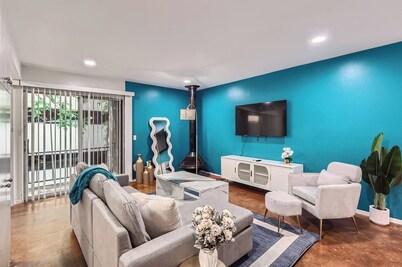 Artsy King Suite Getaway | Sleeps 4 | Pool, Prkg