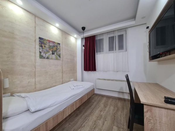 Habitación individual económica | Escritorio y wifi gratis