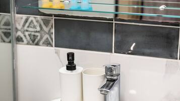 Habitación estándar doble, balcón | Baño | Secador de pelo, toallas, jabón y champú