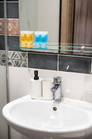 Habitación estándar doble, balcón | Baño | Secador de pelo, toallas, jabón y champú