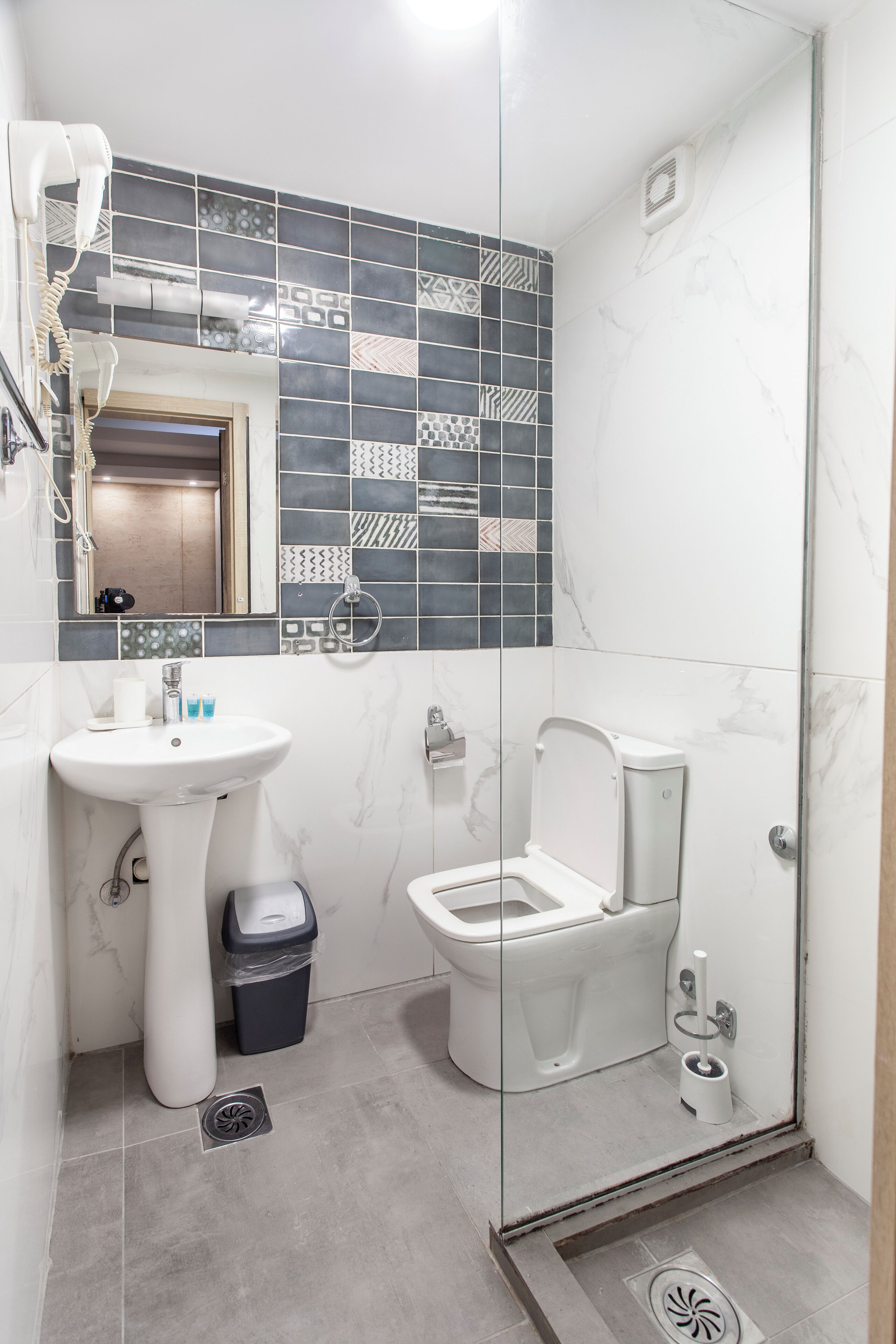 Phòng đôi Economy | Phòng tắm | Máy sấy tóc, khăn tắm, xà phòng, dầu gội 