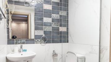 Chambre Double Économique | Salle de bain | Sèche-cheveux, serviettes fournies, savon, shampoing