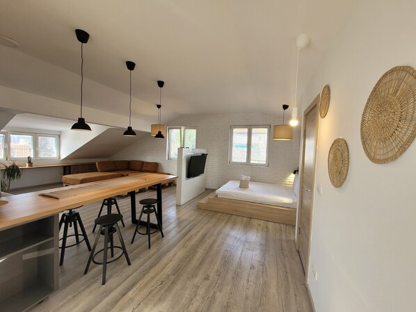 Deluxe appartement, uitzicht op de stad | Een bureau, gratis wifi