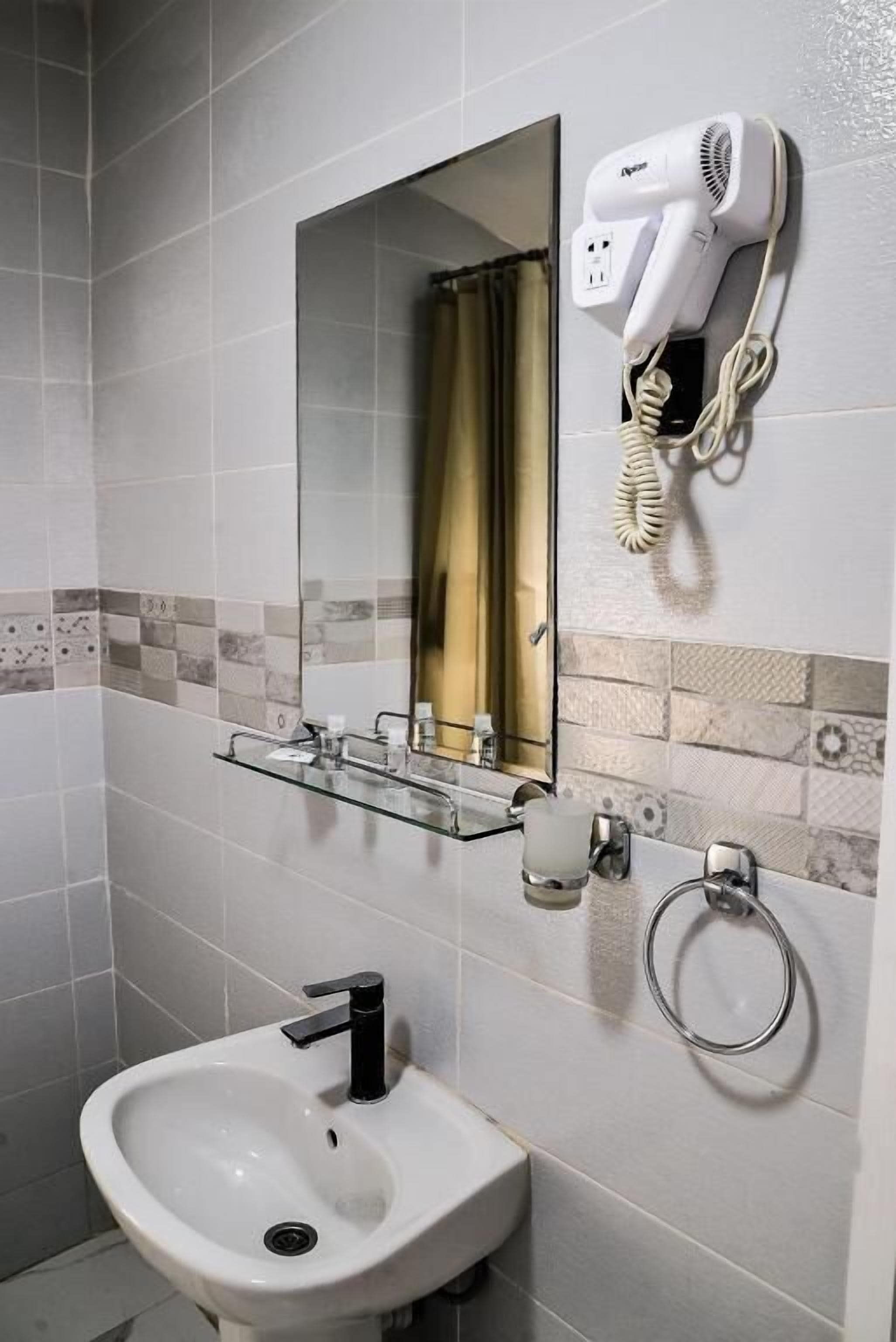 Habitació individual econòmica | Bany | Assecador de cabells, tovalloles, sabó i xampú 