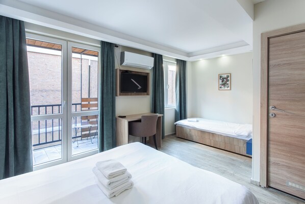 Standard Triple Room, Balcony | Interior detail