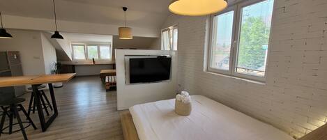 Apartamento luxo, vista para a cidade | Escrivaninha, Wi-Fi de cortesia