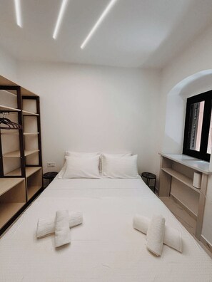 1 dormitorio, tabla de planchar con plancha, wifi y ropa de cama