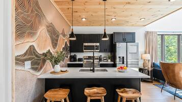 雪櫃、微波爐、焗爐、爐具