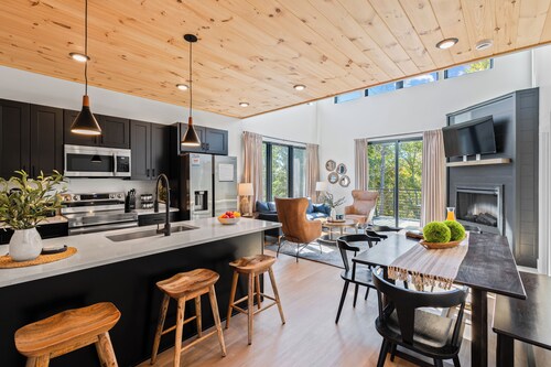 Modern Cabin w/ Indoor Pool, Hot Tub, Gym, Firepit | Ridgeview Retreat