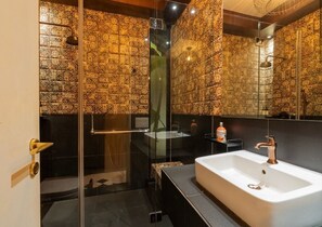 Shower, free toiletries, hair dryer, towels