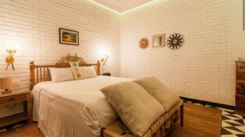 Iron/ironing board, Internet, bed sheets