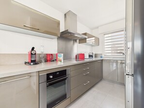 Réfrigérateur, micro-ondes, four, lave-vaisselle