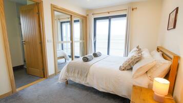 Een strijkplank/strijkijzer, wifi, beddengoed