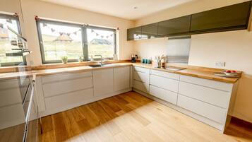 Køleskab, mikrobølgeovn, ovn, kogeplade