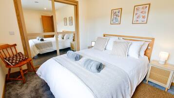 Tabla de planchar con plancha, wifi, ropa de cama