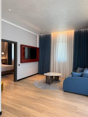 Luxury Suite, City View | Living area