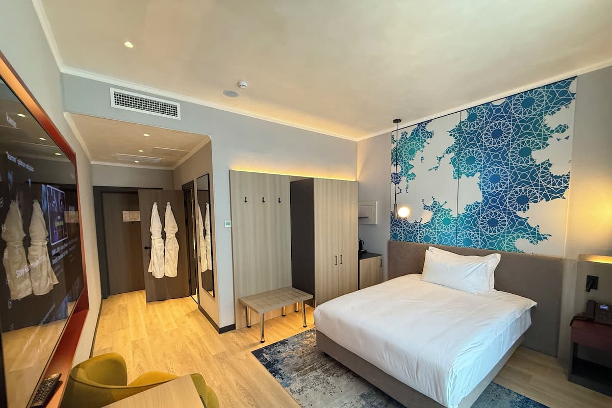 Caja de seguridad en la habitación y cortinas blackout