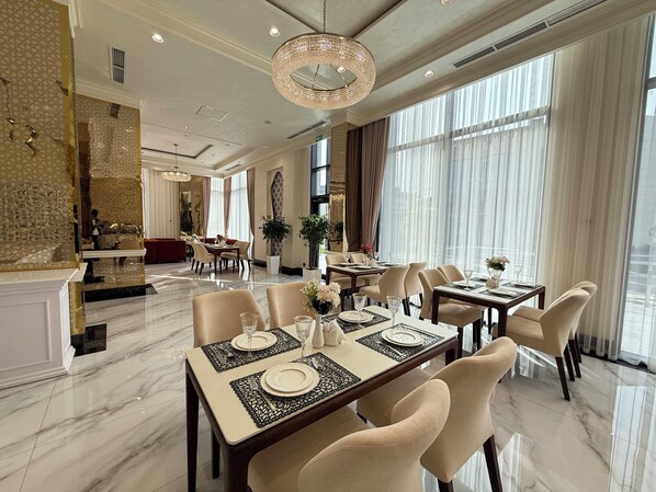 بوفيه فطور مجانًا يوميًا