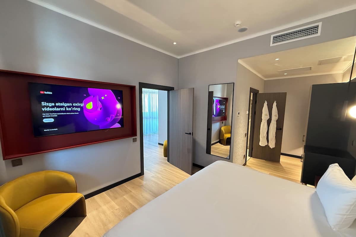 Luxury Suite, City View | Peti besi dalam bilik, langsir/tirai gelap terus