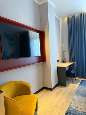 Quarto duplo, vista para o pátio | Cofres nos quartos, cortinas blackout, ferros/tábuas de passar roupa