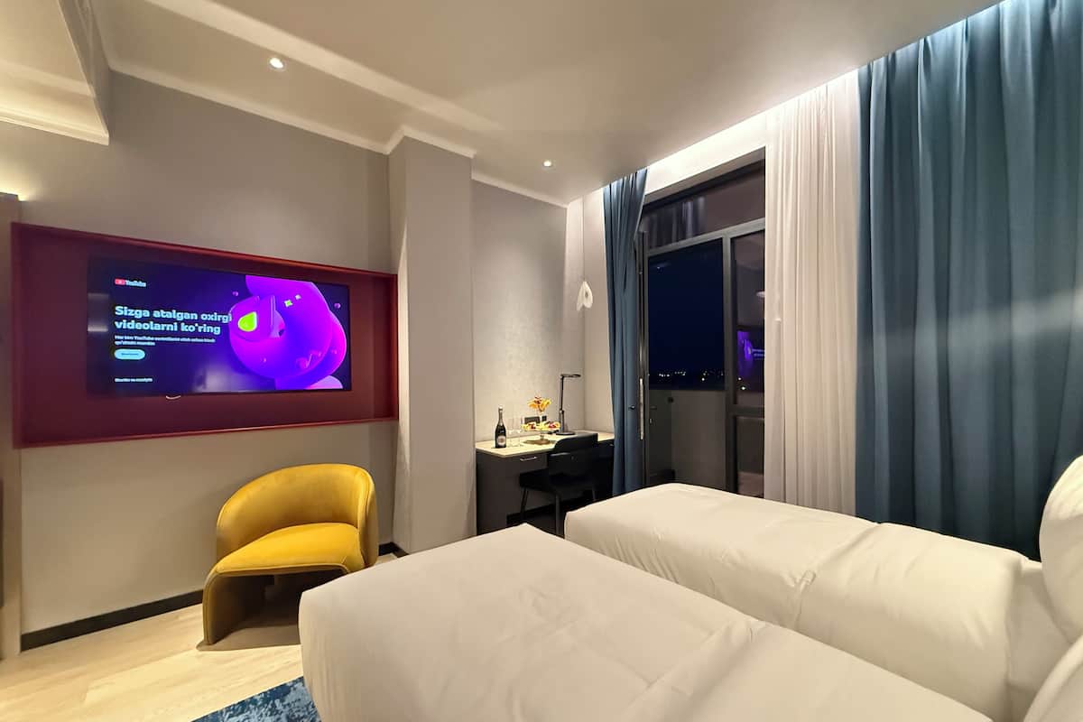 Caja de seguridad en la habitación y cortinas blackout