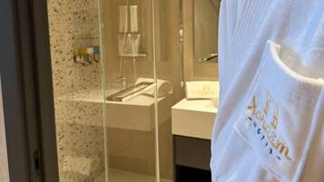 Chambre Double ou avec lits jumeaux | Salle de bain | Peignoirs, chaussons