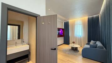 Suíte superluxo, vista para a cidade | Cofres nos quartos, cortinas blackout, ferros/tábuas de passar roupa