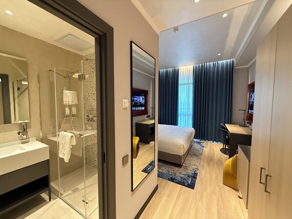 客房内保险箱、遮光窗帘、熨斗/熨衣板、免费 WiFi