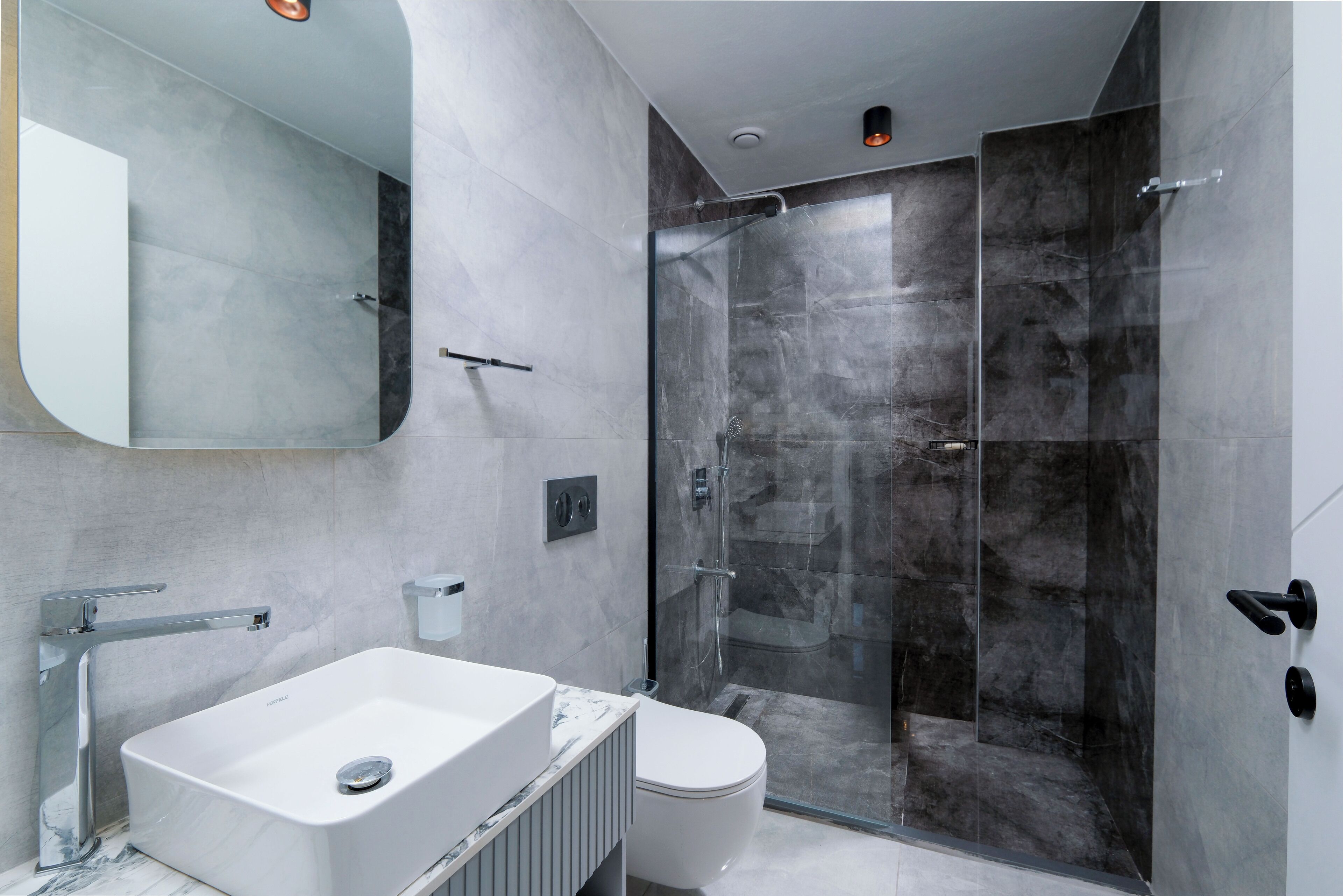 Douche, sèche-cheveux, serviettes fournies, savon