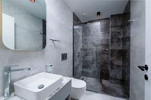 Q'in Homes