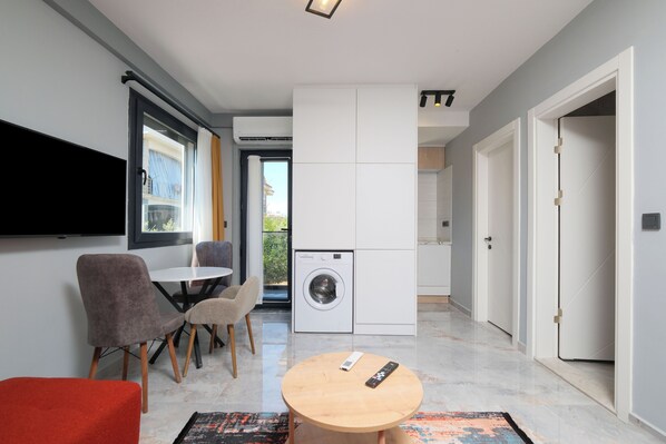 Deluxe Suite, Balcony | Living area
