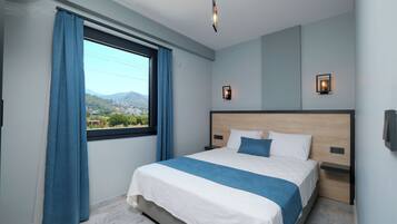 Deluxe Suite, Balcony, Mountain View 101 | Laptop workspace, iron/ironing board, free WiFi