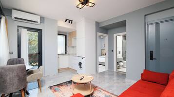 Khu vực làm việc phù hợp cho laptop, bàn ủi/dụng cụ ủi quần áo