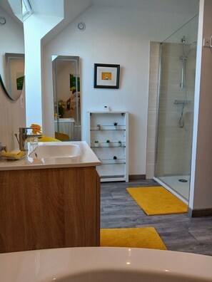 Een douche, een haardroger, handdoeken