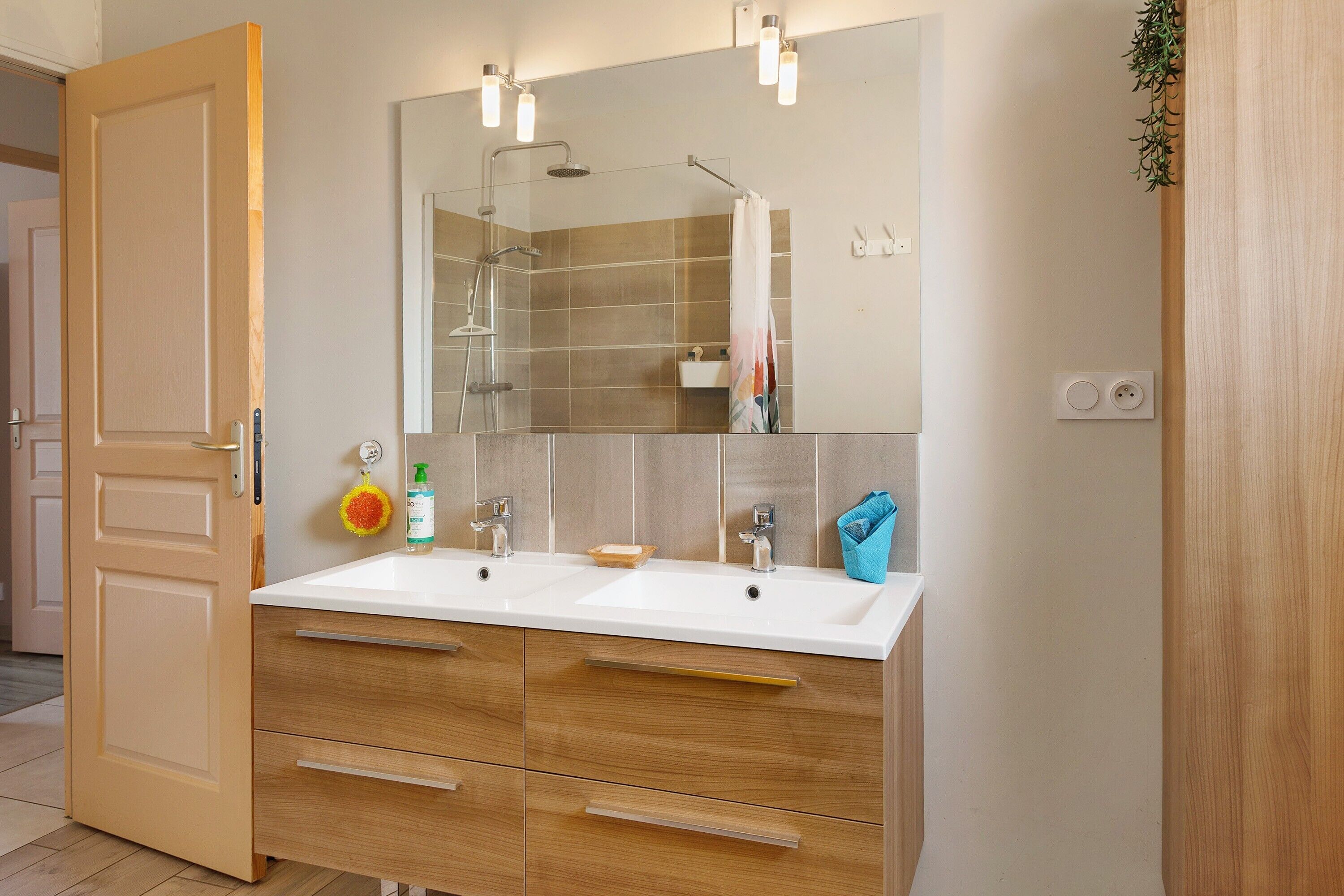 Shower, hair dryer, towels