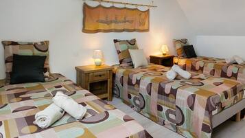 4 bedrooms, iron/ironing board, WiFi, bed sheets
