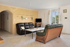 TV, fireplace, ping pong - Holiday Home 'Maison De Campagne Brûlon' with Lake View, Private Terrace and Wi-Fi (Brûlon)