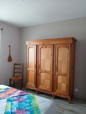 4 bedrooms, WiFi, bed sheets