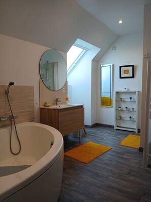 Shower, hair dryer, towels - Holiday Home 'Maison De Campagne Brûlon' with Lake View, Private Terrace and Wi-Fi (Brûlon)