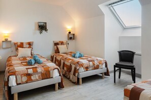 4 bedrooms, iron/ironing board, WiFi, bed sheets - Holiday Home 'Maison De Campagne Brûlon' with Lake View, Private Terrace and Wi-Fi (Brûlon)