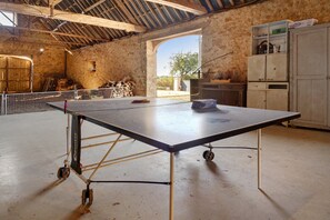 Games room - Holiday Home 'Maison De Campagne Brûlon' with Lake View, Private Terrace and Wi-Fi (Brûlon)