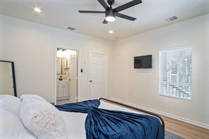 4 bedrooms, iron/ironing board, WiFi, bed sheets