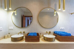 Unclassified image, 5 of 47, button