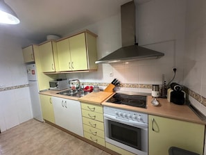 Microondas, horno y placa de cocina